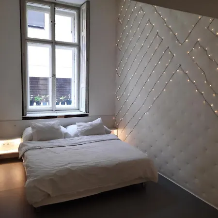 Downtown Minimalistic In Flatshare Homestay Prague